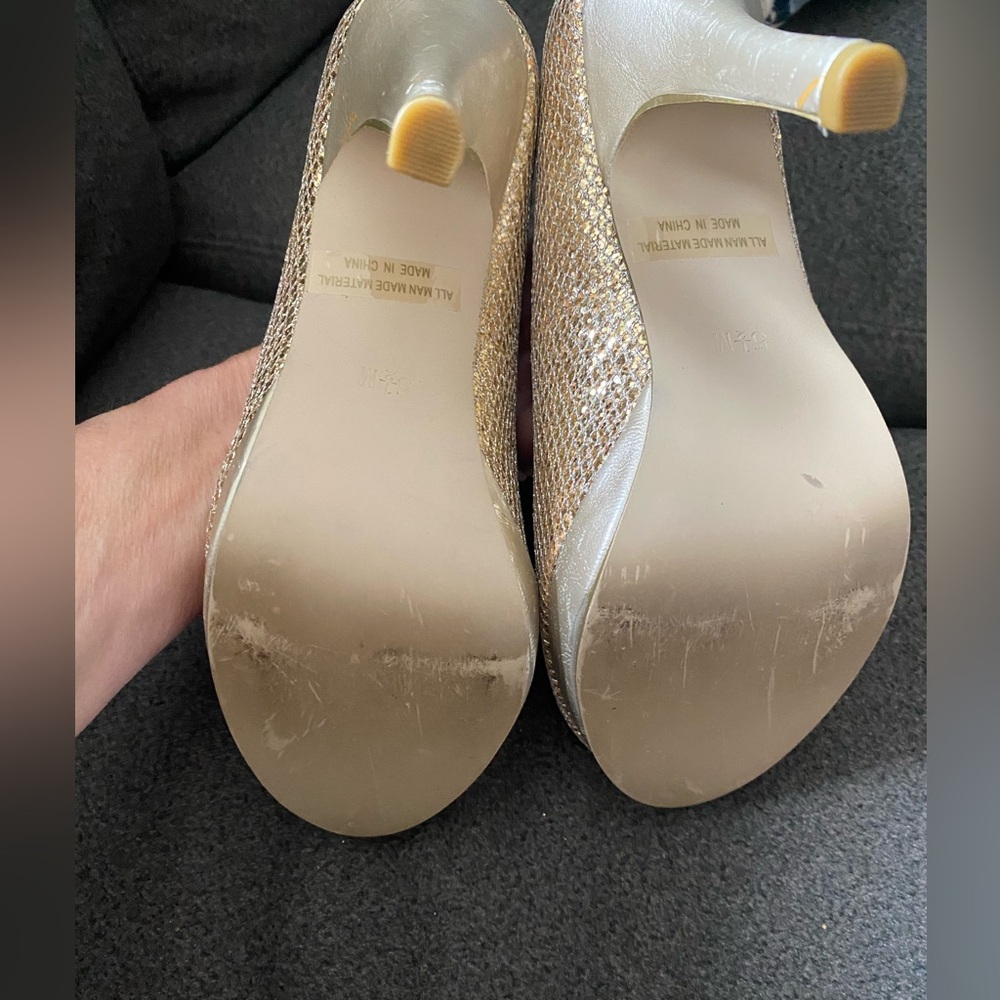Women’s Gold Sparkle Pump size 5.5 by Touch Ups. - Picture 12 of 14